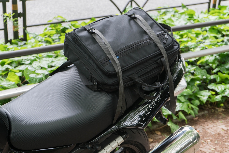 TANAXタイベルト】好きな鞄を固定してバイク用シートバッグに - ガジェマガ